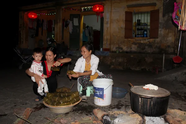 Una familia rural hacer el pastel de arroz tradicional — Foto de Stock