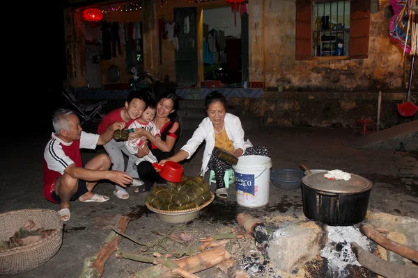 Una familia rural hacer el pastel de arroz tradicional — Foto de Stock