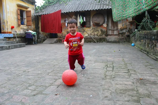 Boy play football in the yard — Stock Photo, Image