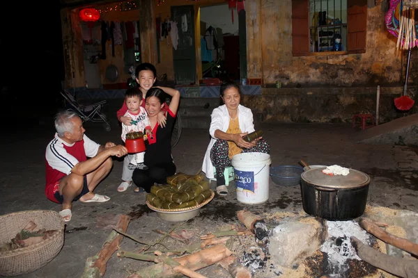 Una familia rural hacer el pastel de arroz tradicional — Foto de Stock