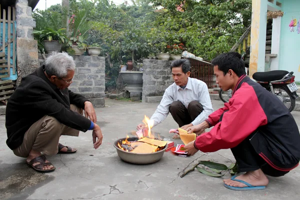 A rural family burning of votive for ancestors — Stock Photo, Image