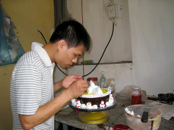 Panadero hacer pastel de cumpleaños — Foto de Stock