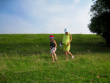 Anne ve oğlu yürümek