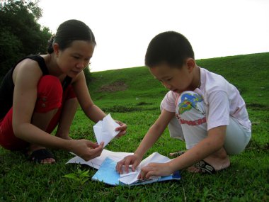 Anne ve oğlu katlama kağıt oyuncak