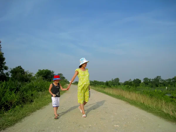 Мать и сын идут на прогулку — стоковое фото