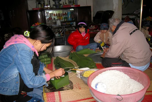 Une famille rurale faire le gâteau de riz traditionnel — Photo