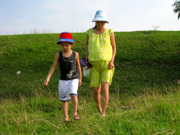 Мать и сын идут на прогулку — стоковое фото