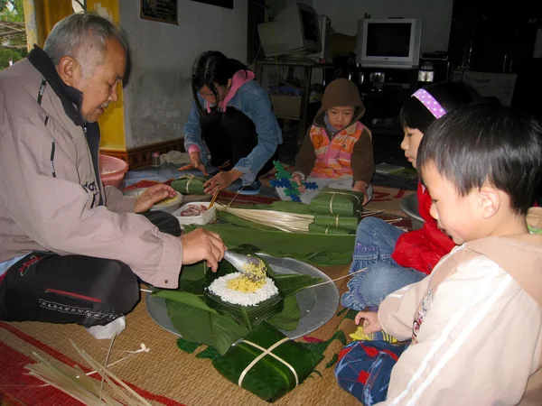 Une famille rurale faire le gâteau de riz traditionnel — Photo