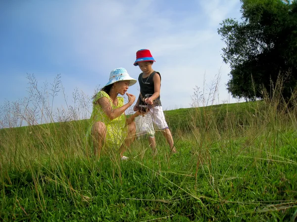 Mutter und Sohn gehen spazieren — Stockfoto