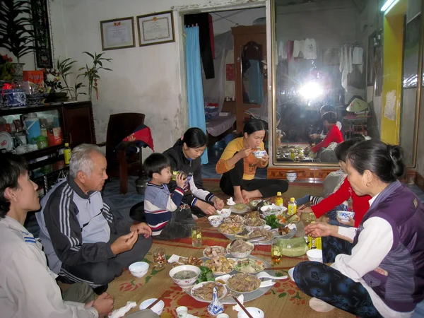 Maaltijd in nieuwe stoomtram van een landelijke familie — Stockfoto