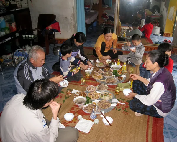 Kırsal bir ailenin yeni yaer yemek — Stok fotoğraf