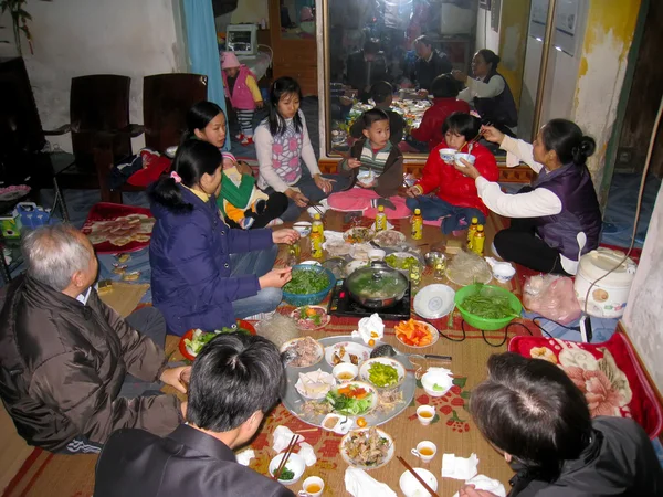 Repas à New yaer d'une famille rurale — Photo