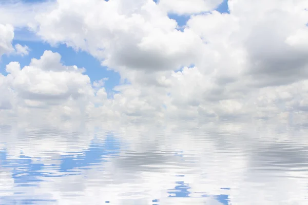 水面上的云彩 — 图库照片