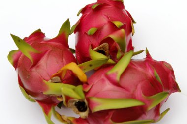 Beyaz arka plan üzerinde izole kırmızı olgun dragon meyve