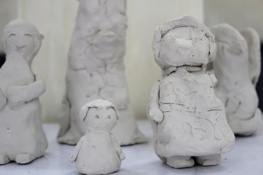 Beyaz kil heykel eğlenceli