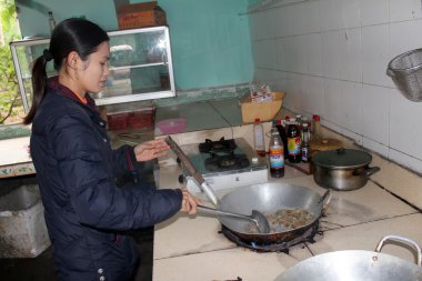 kadın Şef kızarmış ağustosböcekleri işlemek