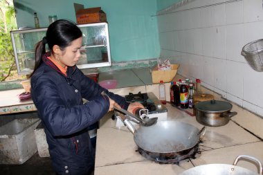 kadın Şef kızarmış ağustosböcekleri işlemek