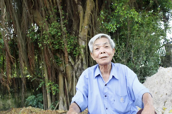 Asiatico vecchio dice e sorride — Foto Stock