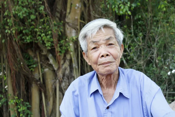 Asiático velho homem diz e sorri — Fotografia de Stock