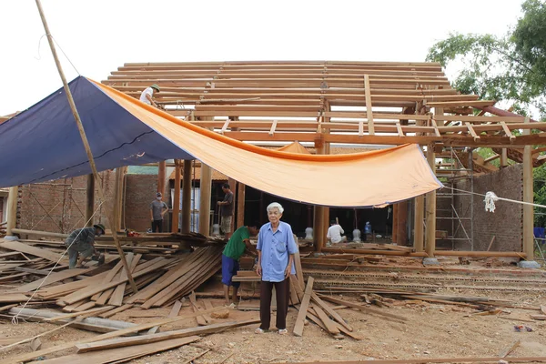 Charpentier construisant un temple — Photo