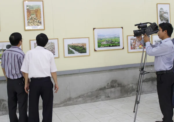 Repórter filmes em exposição de pintura — Fotografia de Stock