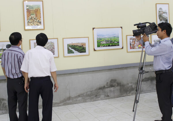 журналистские фильмы на выставке живописи
