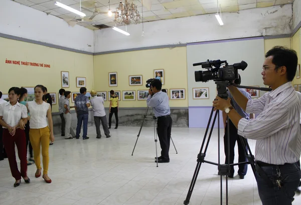 Reporter films in painting exhibition — Stock Photo, Image