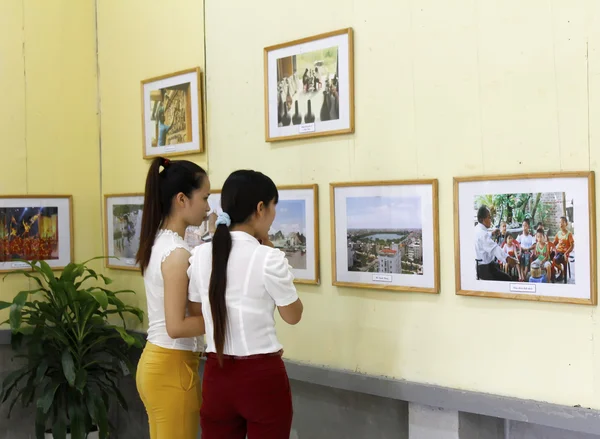 Dziewczyny oglądać wystawa obraz — Zdjęcie stockowe