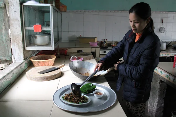 Женский повар готовит жареные цикады — стоковое фото