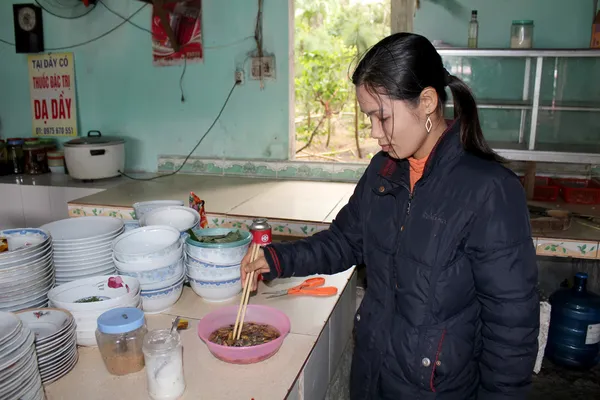 女厨师加工油炸的蝉 — 图库照片