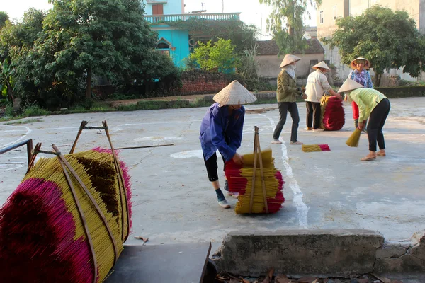 Vietnamese women collect the incense sticks after drying — Stock Photo, Image