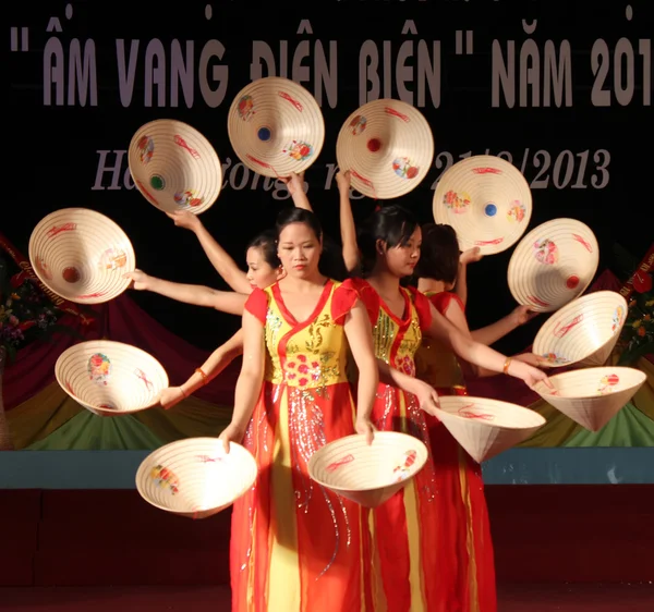 Kız geleneksel kostüm kültürel festivaller katılmak — Stok fotoğraf