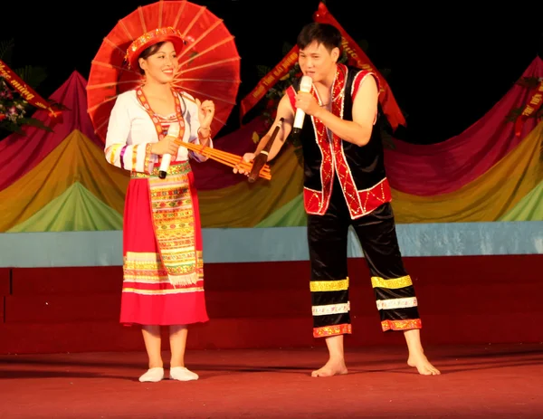 Pairs of boy and girl in traditional costume attend cultural fes — Stock Photo, Image