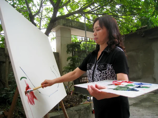 Artista femenina pintando en casa —  Fotos de Stock