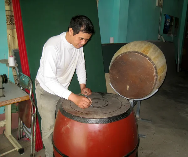 Artesano hace tambor — Foto de Stock