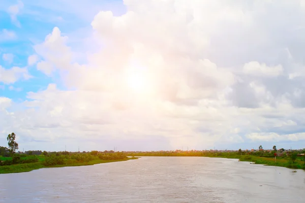 Небо и река — стоковое фото