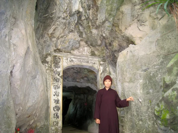 Monje en la pagoda en la cueva —  Fotos de Stock