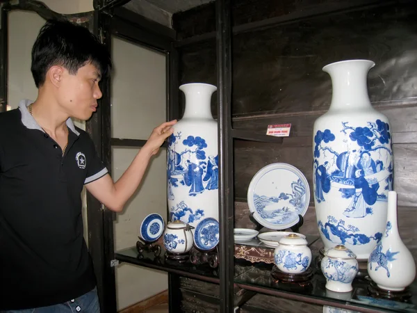 Man collecting antique porcelain — Stock Photo, Image