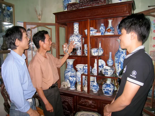 Hombre recogiendo porcelana antigua —  Fotos de Stock