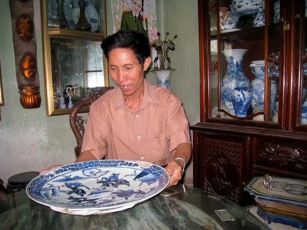 Hombre recogiendo porcelana antigua — Foto de Stock