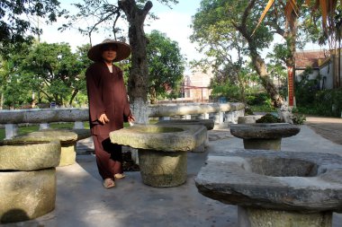 Rahip ve eski taş harç