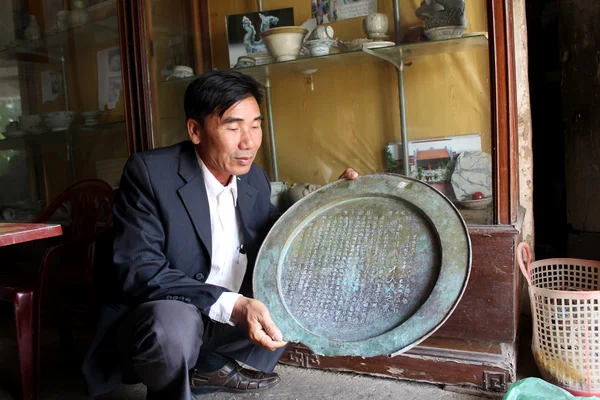 Aziatisch mens verzamelen antieke product — Stockfoto