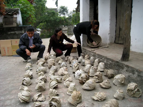 Archäologen machen Ausgrabung chu dau Keramik — Stockfoto