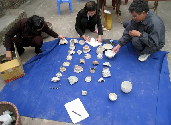 Archeologo fare scavo ceramica Chu Dau — Foto Stock