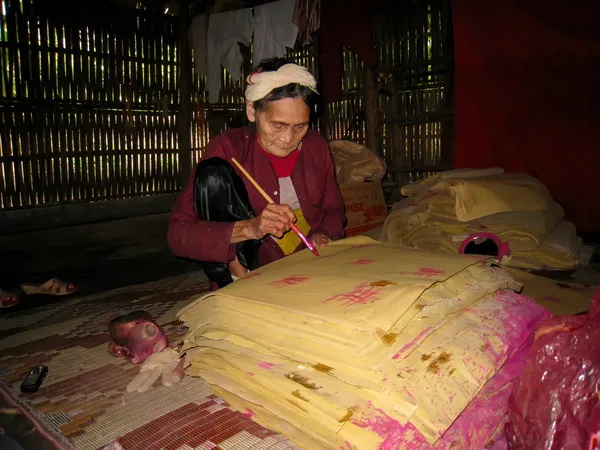 Anciana escribiendo sobre papel con pluma de pluma — Foto de Stock