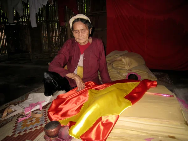 Anciana y la bandera roja — Foto de Stock