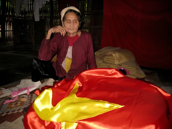 Stará žena a rudá vlajka — Stock fotografie
