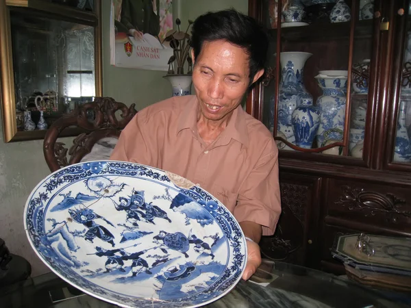 Homme collectionnant porcelaine antique — Photo
