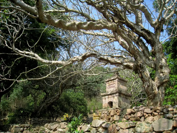 Graven stupa av munken i orientaliska pagod — Stockfoto