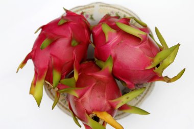 Beyaz arka plan üzerinde izole kırmızı olgun dragon meyve